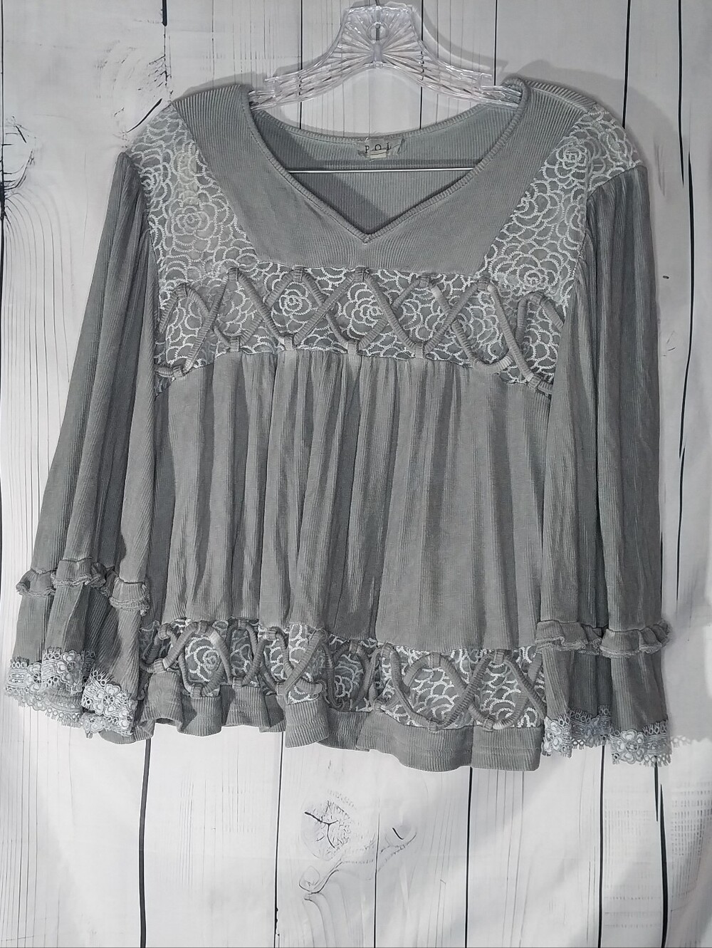 POL Gray Boho V-Neck Ribbed Lace Ruffle Bell-Sleeve Flowy Peasant 90's Tunic Top